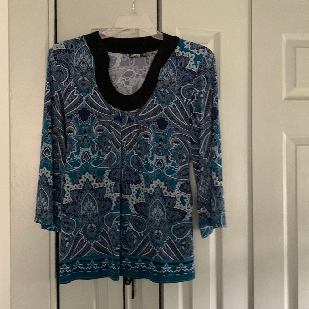 Ladies Apt 9 blouse-pretty blue pattern with tied back and flutter sleeves